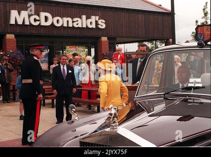 Foto der Akte vom 31/07/1998 von Queen Elizabeth II im McDonalds Drive-Restaurant im Cheshire Oaks Designer Outlet Village in Ellesmere Port. Wie Buckingham Palace mitteilte, starb die Königin heute Nachmittag friedlich in Balmoral. Ausgabedatum: Donnerstag, 8. September 2022. Stockfoto