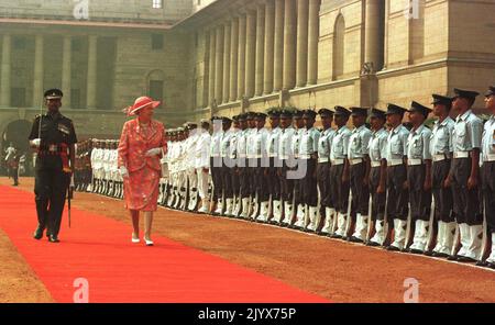 Datei-Foto vom 13/10/1997 von Königin Elizabeth II., die die Ehrengarde der indischen Streitkräfte im Rashtrapati Bhawan (ehemals Palast und Sekretariat des Vizekönigs) im Zentrum von Neu-Delhi, Indien, inspiziert. Wie Buckingham Palace mitteilte, starb die Königin heute Nachmittag friedlich in Balmoral. Ausgabedatum: Donnerstag, 8. September 2022. Stockfoto