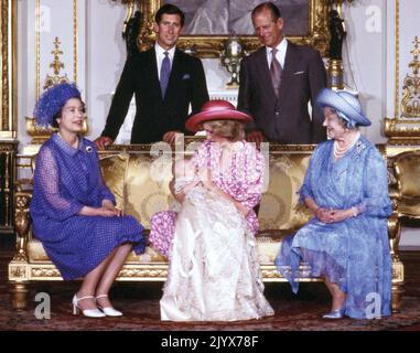 Datei-Foto vom 04/08/1982 der königlichen Familie am Buckingham Palace am Tag der Taufe von Prinz William. (Von links nach rechts stehend) der Prinz von Wales und der Herzog von Edinburgh, (von links nach rechts sitzend) Königin Elizabeth II., die Prinzessin von Wales mit Prinz William und die Königin Mutter. Wie Buckingham Palace mitteilte, starb die Königin heute Nachmittag friedlich in Balmoral. Ausgabedatum: Donnerstag, 8. September 2022. Stockfoto