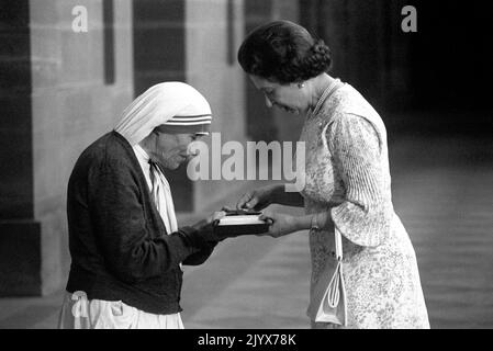 Datei-Foto vom 01/11/1983 von Mutter Teresa (links) mit Königin Elizabeth II. In Neu Delhi, Indien. Wie Buckingham Palace mitteilte, starb die Königin heute Nachmittag friedlich in Balmoral. Ausgabedatum: Donnerstag, 8. September 2022. Stockfoto