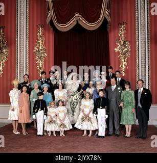 Datei-Foto vom 29/07/1981 des offiziellen Gruppenfotos bei der Hochzeit des Prinzen und der Prinzessin von Wales. Wie Buckingham Palace mitteilte, starb die Königin heute Nachmittag friedlich in Balmoral. Ausgabedatum: Donnerstag, 8. September 2022. Stockfoto