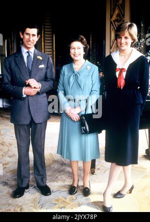 Datei-Foto vom 27/03/1981 von Königin Elizabeth II. Mit dem Prinz von Wales und seiner Verlobten Lady Diana Spencer im Buckingham Palace, nach einem Privy Council Meeting. Wie Buckingham Palace mitteilte, starb die Königin heute Nachmittag friedlich in Balmoral. Ausgabedatum: Donnerstag, 8. September 2022. Stockfoto