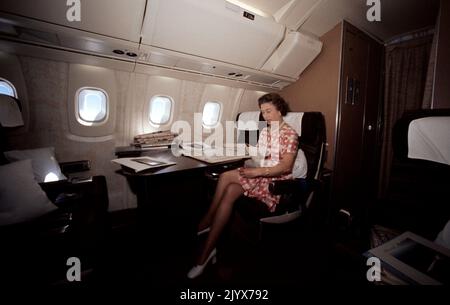 Datei-Foto vom 02/11/1977 von Queen Elizabeth II beim Lesen von Zeitungen während ihres Rückfluges von Bridgetown, Barbados, in der überschallenden Concorde nach ihrer Silver Jubilee Tour durch Kanada und die Westindischen Inseln. Wie Buckingham Palace mitteilte, starb die Königin heute Nachmittag friedlich in Balmoral. Ausgabedatum: Donnerstag, 8. September 2022. Stockfoto