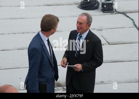 Sekretär Shaun Donovan in Brooklyn, New York, um zusammen mit dem Bürgermeister von New York, Michael Bloomberg, auf der Pressekonferenz über die offizielle Veröffentlichung des Berichts über die langfristige Wiederaufbaustrategie durch die von Donovan geleitete Hurrikan Sandy Rebuilding Task Force zu erscheinen. Stockfoto