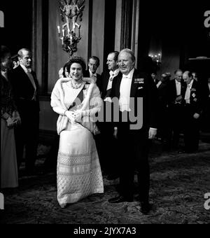 Datei-Foto vom 03/01/1973 von Queen Elizabeth II mit Premierminister Edward Heath im Foyer des Royal Opera House, London. Sie nahmen an einer Gala zur Einführung von „Fanfare for Europe“ Teil, dem offiziellen Festival, das Großbritanniens Eintritt in den Gemeinsamen Markt markiert. Wie Buckingham Palace mitteilte, starb die Königin heute Nachmittag friedlich in Balmoral. Ausgabedatum: Donnerstag, 8. September 2022. Stockfoto