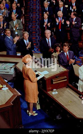 **DATEI FOTO** Queen Elizabeth II ist verstorben. Washington, DC., USA, 16. Mai 1991 Queen Elizabeth spricht zu einer gemeinsamen Kongresssitzung in der ersten Rede eines britischen Monarchen zu einer gemeinsamen Kongresssitzung brachte Queen Elizabeth II das Haus gestern mit einem Witz auf eigene Kosten zum Fall. „Ich hoffe, dass Sie mich heute von der Stelle aus sehen können, an der Sie sich befinden“, sagte sie trocken und erntete herzlichen Applaus und Gelächter von Vertretern, Senatoren, Diplomaten und anderen im Plenarsaal. Es handelte sich um eine Anspielung auf die Begrüßungszeremonie am Dienstag im Weißen Haus, als nur ihr Hut mit breiter Krempe s sein konnte Stockfoto