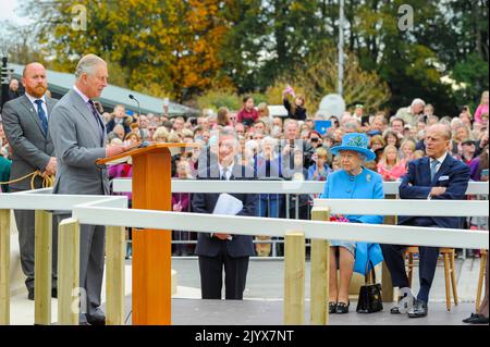 8.. September 2022. Aktenbild von Königin Elizabeth II, die heute im Alter von 96 Jahren verstorben ist. Sie ist in Poundbury in Dorset zu sehen, begleitet von Prinz Phillip, dem Herzog von Edinburgh, und Prinz Charles am 27.. Oktober 2016 zur Enthüllung der Statue der Königin Mutter. Bildnachweis: Graham Hunt/Alamy Live News Stockfoto