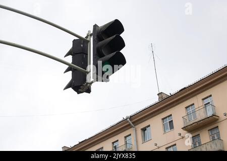 Ampel vor einem grauen Himmel aus der Nähe Stockfoto