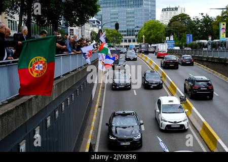 Brüssel, Belgien. 08. September 2022. Europäische Taxifahrergewerkschaften blockieren die Straßen mit ihren Autos während eines Protestes gegen Uber in Brüssel, Belgien, am 8. September 2022. Kredit: ALEXANDROS MICHAILIDIS/Alamy Live Nachrichten Stockfoto