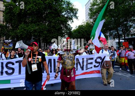 Brüssel, Belgien. 08. September 2022. Die europäischen Gewerkschaften der Taxifahrer halten Transparente und Flaggen, während sie während eines Protestes gegen Uber am 8. September 2022 in Brüssel, Belgien, marschieren. Kredit: ALEXANDROS MICHAILIDIS/Alamy Live Nachrichten Stockfoto