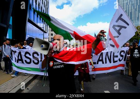 Brüssel, Belgien. 08. September 2022. Die europäischen Gewerkschaften der Taxifahrer halten Transparente und Flaggen, während sie während eines Protestes gegen Uber am 8. September 2022 in Brüssel, Belgien, marschieren. Kredit: ALEXANDROS MICHAILIDIS/Alamy Live Nachrichten Stockfoto