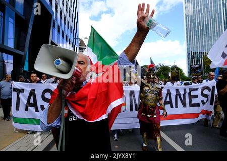 Brüssel, Belgien. 08. September 2022. Die europäischen Gewerkschaften der Taxifahrer halten Transparente und Flaggen, während sie während eines Protestes gegen Uber am 8. September 2022 in Brüssel, Belgien, marschieren. Kredit: ALEXANDROS MICHAILIDIS/Alamy Live Nachrichten Stockfoto