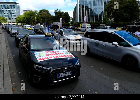 Brüssel, Belgien. 08. September 2022. Europäische Taxifahrergewerkschaften blockieren die Straßen mit ihren Autos während eines Protestes gegen Uber in Brüssel, Belgien, am 8. September 2022. Kredit: ALEXANDROS MICHAILIDIS/Alamy Live Nachrichten Stockfoto