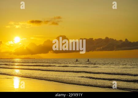 Zwei Paddel Boarder bei Sonnenuntergang an der North Beach in Naikoon Provincial Park, Haida Gwaii Stockfoto