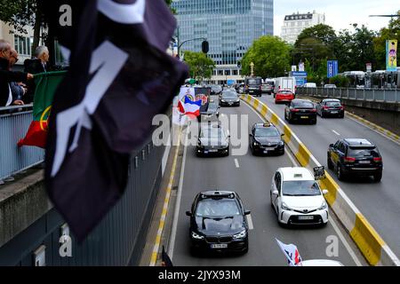 Brüssel, Belgien. 08. September 2022. Europäische Taxifahrergewerkschaften blockieren die Straßen mit ihren Autos während eines Protestes gegen Uber in Brüssel, Belgien, am 8. September 2022. Kredit: ALEXANDROS MICHAILIDIS/Alamy Live Nachrichten Stockfoto