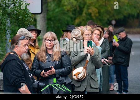 Balmoral, Schottland, Großbritannien. 8.. September 2022. Nach der heutigen Nachricht vom Tod der Königlichen Hoheit Elisabeth kommen Mitglieder der Öffentlichkeit in Balmoral Castle an. Iain Masterton/Alamy Live News Stockfoto