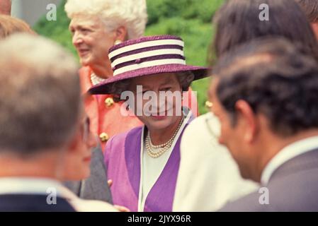**DATEI FOTO** Queen Elizabeth II ist verstorben. Königin Elizabeth II. Von Großbritannien, Zentrum, spricht mit Gästen im Rosengarten des Weißen Hauses in Washington, DC, nachdem sie den Churchill Award an den US-Präsidenten George H.W. überreichen hatte Bush während eines Staatsbesuches am 14. Mai 1991. Im Hintergrund oben links ist die First Lady Barbara Bush zu sehen. Quelle: Arnie Sachs/CNP /MediaPunch Stockfoto
