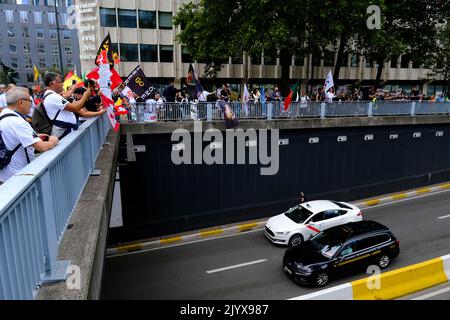 Brüssel, Belgien. 08. September 2022. Europäische Taxifahrergewerkschaften blockieren die Straßen mit ihren Autos während eines Protestes gegen Uber in Brüssel, Belgien, am 8. September 2022. Kredit: ALEXANDROS MICHAILIDIS/Alamy Live Nachrichten Stockfoto