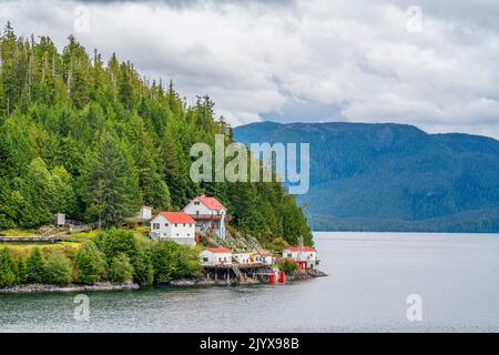 Die Yacht Bluff Leuchtturm ist auf Sarah Island an einer schmalen Stelle der Tolmie Kanal gelegen, entlang der Inside Passage. Stockfoto