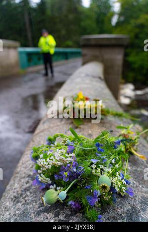 Balmoral, Schottland, Großbritannien. 8.. September 2022. Blumen, die von Mitgliedern der Öffentlichkeit im Schloss Balmoral nach der heutigen Nachricht vom Tod der Königlichen Hoheit Elisabeth gelegt wurden. Iain Masterton/Alamy Live News Stockfoto