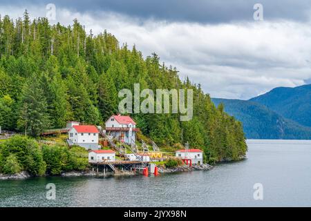 Die Yacht Bluff Leuchtturm ist auf Sarah Island an einer schmalen Stelle der Tolmie Kanal gelegen, entlang der Inside Passage. Stockfoto