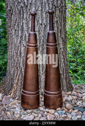 Ein paar traditionelle persische Holzmaalen in einem Hinterhof. Sie entstanden in Persien (heute Iran), als eine wichtige Kraftaufbauübung. Stockfoto