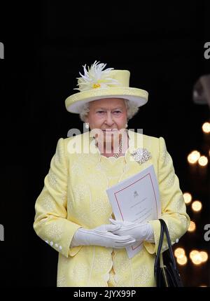 London, Großbritanniens am längsten regierender Monarch der Geschichte. 8. September 2022. Die am 10. Juni 2016 aufgenommene Datei zeigt die britische Königin Elizabeth II. In London, Großbritannien. Königin Elizabeth II., Großbritanniens am längsten regierende Monarchin der Geschichte, ist im Alter von 96 Jahren gestorben, teilte Buckingham Palace am 8. September 2022 mit. Quelle: Han Yan/Xinhua/Alamy Live News Stockfoto