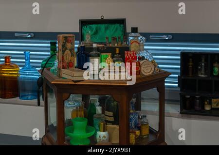 Alte schöne Parfümflaschen auf Holzschrank Stockfoto