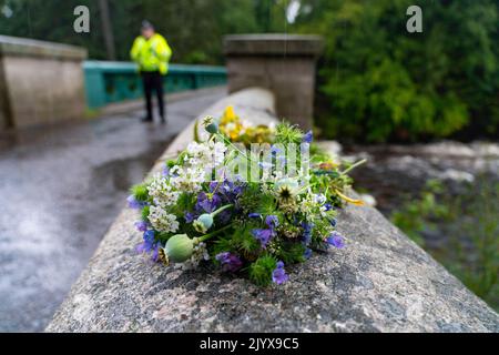 Balmoral, Schottland, Großbritannien. 8.. September 2022. Blumen, die von Mitgliedern der Öffentlichkeit im Schloss Balmoral nach der heutigen Nachricht vom Tod der Königlichen Hoheit Elisabeth gelegt wurden. Iain Masterton/Alamy Live News Stockfoto