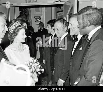 Aktenfoto vom 3/11/1958 von Queen Elizabeth II mit dem britischen Entertainer Bruce Forsyth (zweite rechts) bei der Royal Variety Performance, London Palladium. Neben Forsyth sind der Komiker Sid James (dritte rechts) und die Sängerin Lovelace Watkins (rechts). Ausgabedatum: Donnerstag, 8. September 2022. Der Monarch war nicht von Prominenten angewidert und traf im Laufe der Jahrzehnte auf Hunderte von Showbiz-Stars, Pop-Legenden und Hollywood-Größen, aber viele gaben zu, Nerven zu haben, als sie dem berühmten, lang regierenden Herrscher gegenüberstanden. Stockfoto