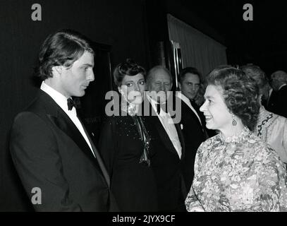 Datei-Foto vom 13/12/1978 von Queen Elizabeth II, die an der European Royal Charity Premiere von „Superman“ teilnahm und den amerikanischen Schauspieler Christopher Reeve bei der Ankunft im Empire Theatre, Leicester Square, getroffen hat. Ausgabedatum: Donnerstag, 8. September 2022. Der Monarch war nicht von Prominenten angewidert und traf im Laufe der Jahrzehnte auf Hunderte von Showbiz-Stars, Pop-Legenden und Hollywood-Größen, aber viele gaben zu, Nerven zu haben, als sie dem berühmten, lang regierenden Herrscher gegenüberstanden. Stockfoto