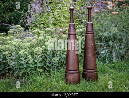 Ein paar traditionelle persische Holzmaalen in einem Hinterhof. Sie entstanden in Persien (heute Iran), als eine wichtige Kraftaufbauübung. Stockfoto