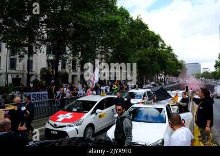 Brüssel, Belgien. 08. September 2022. Europäische Taxifahrergewerkschaften blockieren die Straßen mit ihren Autos während eines Protestes gegen Uber in Brüssel, Belgien, am 8. September 2022. Kredit: ALEXANDROS MICHAILIDIS/Alamy Live Nachrichten Stockfoto