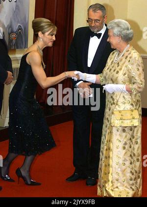File photo dated 18/11/2002 of Queen Elizabeth II Meeting Madonna at the World Premiere of New James Bond Film die Another Day - in which the American Star has a leading role - in the Royal Albert Hall.Ausgabedatum: Donnerstag, 8. September 2022. Der Monarch war nicht von Prominenten angewidert und traf im Laufe der Jahrzehnte auf Hunderte von Showbiz-Stars, Pop-Legenden und Hollywood-Größen, aber viele gaben zu, Nerven zu haben, als sie dem berühmten, lang regierenden Herrscher gegenüberstanden. Stockfoto
