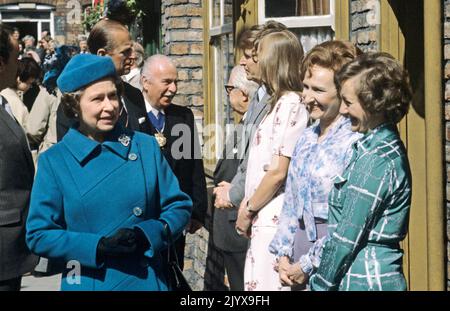 Fileboto vom 5/5/1982 von Queen Elizabeth II und Prince Philip beim Besuch der neu errichteten "Coronation Street" von Granada Television in Manchester, wo sie einige der Darsteller von links nach rechts trafen: Jack Howarth, William Roache, Anne Kirkbride, Eileen Derbyshire und Thelma Barlow. Ausgabedatum: Donnerstag, 8. September 2022. Der Monarch war nicht von Prominenten angewidert und traf im Laufe der Jahrzehnte auf Hunderte von Showbiz-Stars, Pop-Legenden und Hollywood-Größen, aber viele gaben zu, Nerven zu haben, als sie dem berühmten, lang regierenden Herrscher gegenüberstanden. Stockfoto