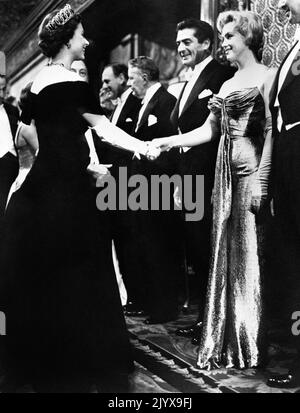 Datei-Foto vom 29/10/1956 von Marilyn Monroe, das sich mit Königin Elizabeth II. Anlässlich der Royal Film Performance von 'The Battle of the River Plate' 1956 im Empire Theatre, Leicester Square, die Hände schüttelte. Ausgabedatum: Donnerstag, 8. September 2022. Der Monarch war nicht von Prominenten angewidert und traf im Laufe der Jahrzehnte auf Hunderte von Showbiz-Stars, Pop-Legenden und Hollywood-Größen, aber viele gaben zu, Nerven zu haben, als sie dem berühmten, lang regierenden Herrscher gegenüberstanden. Stockfoto