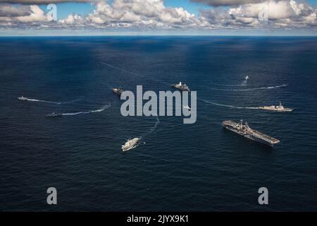 Ostsee. 30. August 2022. Das amphibische Sturmschiff USS Kearsarge (LHD 3) der Wasp-Klasse, die schwedische Korvette HSwMS HÃ¤rnÃ¶Sand der Visby-Klasse (K33), die schwedische Korvette HSwMS NykÃ¶MalmÃ¶ ping der Visby-Klasse (K34), das schwedische Hilfsschiff HSwMS Carlskrona (P04), das amphibische Dock-Landungsschiff USS Swette Gunvston Hall der Whidbey Island-Klasse (LSD-MS 44) (P 12), das amphibische Transportschiff USS Arlington der San Antonio-Klasse (LPD 24), der Lenkrakenzerstörer USS Paul Ignatius der Arleigh Burke-Klasse (DDG 117), die schwedische Visby-Klasse Stockfoto