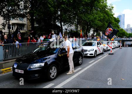 Brüssel, Belgien. 08. September 2022. Europäische Taxifahrergewerkschaften blockieren die Straßen mit ihren Autos während eines Protestes gegen Uber in Brüssel, Belgien, am 8. September 2022. Kredit: ALEXANDROS MICHAILIDIS/Alamy Live Nachrichten Stockfoto