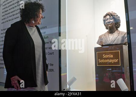 New York, USA. 08. September 2022. Sonia Sotomayor, eine Rechtsanwältin des Obersten Gerichtshofs, sieht sich eine Bronzebust ihrer selbst an, nachdem sie am Donnerstag, den 8. September 2022, in New York auf dem Bronx Terminal Market enthüllt wurde. (Foto: Bebeto Matthews/Pool/Sipa USA) Quelle: SIPA USA/Alamy Live News Stockfoto