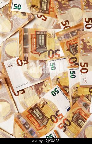 Hintergrund der Banknoten 50 Euro schön angelegt. Euro-Geld. Banken der Europäischen Union, finanzielle Einsparungen. Konzept der Wirtschaft. Banken, Geld, Reichtum Stockfoto