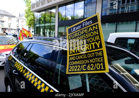 Brüssel, Belgien. 08. September 2022. Europäische Taxifahrergewerkschaften blockieren die Straßen mit ihren Autos während eines Protestes gegen Uber in Brüssel, Belgien, am 8. September 2022. Kredit: ALEXANDROS MICHAILIDIS/Alamy Live Nachrichten Stockfoto