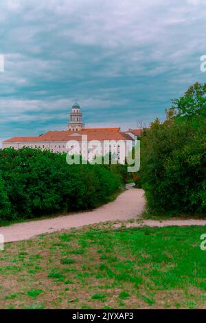 Schöne Bäume und Abtei auf dem Hügel, Ungarn Pannonhalma Stockfoto