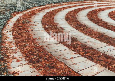 Architektur in runder Form mit Steinen im Wald, Arboretum Stockfoto