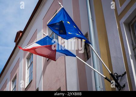 EU- und französische Flaggen hängen an einem Gebäude zusammen. Frankreich und der Europäischen Union. Stockfoto