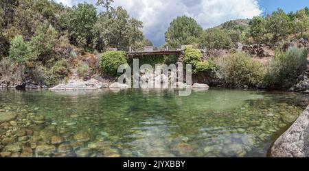 La Maquina natürlicher Swimmingpool. Kristallklares Wasser im Herzen von La Vera County, Caceres, Extremadura, Spanien Stockfoto