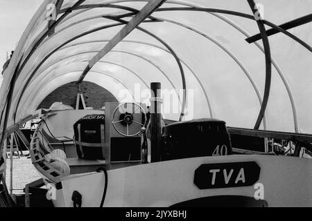 Ein kleines hölzerner Motorboot ist unter einem Tuch Canpoe im Essex Shipbuilding Museum - Essex, Massachusetts geschützt. Bild, das auf einem analogen Film aufgenommen wurde. Stockfoto