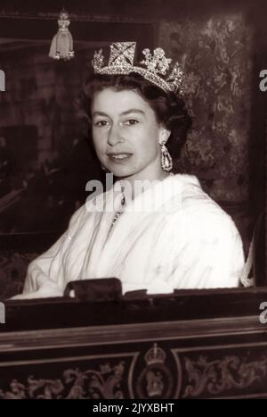 Königin Elizabeth II. Im irischen Staatswagen auf dem Weg vom Buckingham Palace zum Parlament zur Eröffnung des Parlaments am 5. November 1957. Stockfoto