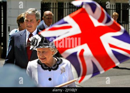 **DATEI FOTO** Queen Elizabeth II ist verstorben. WASHINGTON - MAI 07: (AFP OUT) US-Präsident George W. Bush (L) und Ihre Majestät Königin Elizabeth II grüßen Schulkinder, während sie vom Weißen Haus zum Blair House entlang der Pennsylvania Avenue am 7. Mai 2007 in Washington, DC gingen. Dies ist der fünfte offizielle Besuch der Königin in den Vereinigten Staaten seit fünfzig Jahren. (Foto von Chip Somodevilla/Getty Images) *** Local Caption *** George W. Bush;George W. Bush/ MediaPunch Stockfoto