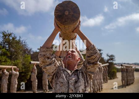 San Diego, Kalifornien, USA. 15. August 2022. Der Rekrut des US-Marine-Corps Travis Stayton, ein Rekrut der Lima Company, 3. Rekrut Training Bataillon, hält während einer Protokollübung im Marine-Corps Recruit Depot San Diego, August, ein Protokoll hoch. 15, 2022. Rekruten trugen ein 250-Pfund-Protokoll, die Durchführung verschiedener Übungen, um ihren Körper, Geist und Teamarbeit zu stärken. Quelle: U.S. Marine/ZUMA Press Wire Service/ZUMAPRESS.com/Alamy Live News Stockfoto