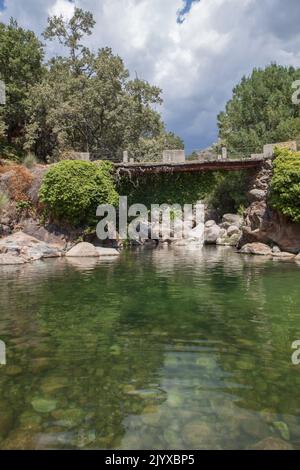 La Maquina natürlicher Swimmingpool. Kristallklares Wasser im Herzen von La Vera County, Caceres, Extremadura, Spanien Stockfoto